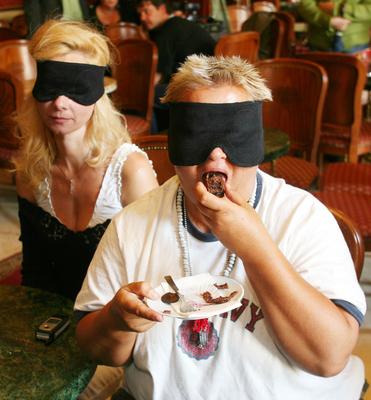 Sztárok bekötött szemmel a Váci utcában-stock-foto