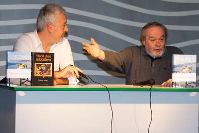 Könyvbemutató-stock-foto