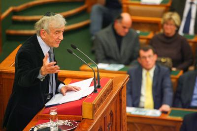 Elie Wiesel Budapesten-stock-foto