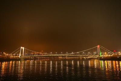 Díszkivilágítást kapott az Erzsébet híd-stock-foto