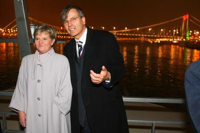 Díszkivilágítást kapott az Erzsébet híd-stock-foto