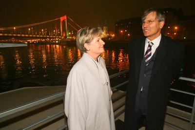 Díszkivilágítást kapott az Erzsébet híd-stock-foto