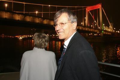 Díszkivilágítást kapott az Erzsébet híd-stock-foto