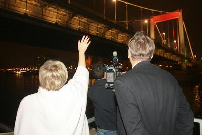 Díszkivilágítást kapott az Erzsébet híd-stock-foto