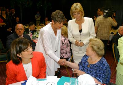 Jótékonysági vacsora-stock-foto