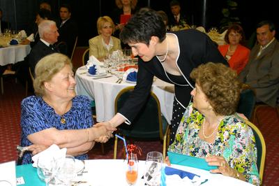 Jótékonysági vacsora-stock-foto