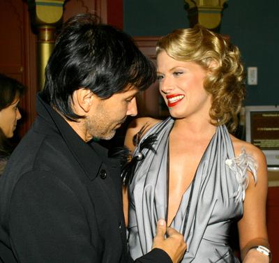 Az Egy szoknya, egy nadrág díszbemutatója az Urániában-stock-foto