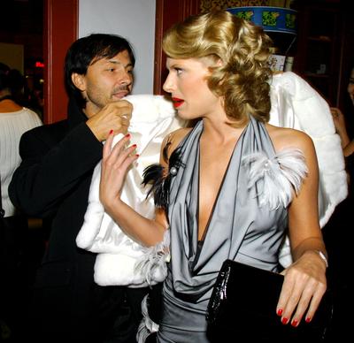 Az Egy szoknya, egy nadrág díszbemutatója az Urániában-stock-foto