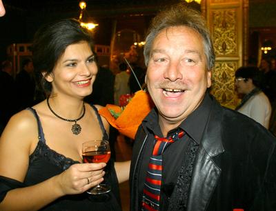 Az Egy szoknya, egy nadrág díszbemutatója az Urániában-stock-foto