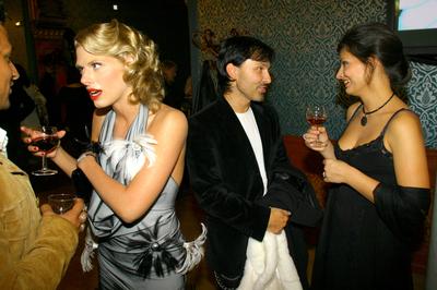 Az Egy szoknya, egy nadrág díszbemutatója az Urániában-stock-foto