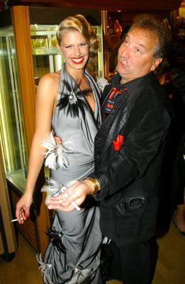 Az Egy szoknya, egy nadrág díszbemutatója az Urániában-stock-foto