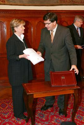 Veres átadja a költségvetést-stock-photo