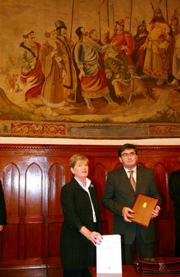 Veres átadja a költségvetést-stock-foto