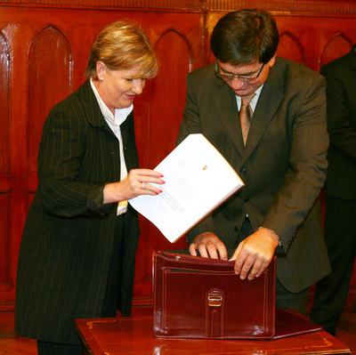 Veres átadja a költségvetést-stock-foto