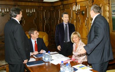 Pártelnökök a miniszterelnök dolgozószobájában-stock-foto