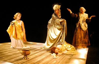 April de Angelis: Színházi Bestiák-stock-foto