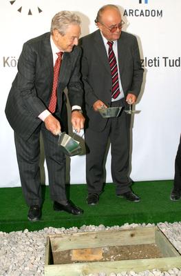 Elhelyezték a Millennium Gate – CEU Business School alapkövét-stock-foto