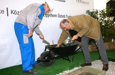 Elhelyezték a Millennium Gate – CEU Business School alapkövét-stock-foto