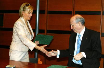 Együttműködési megállapodást kötött az MDF és a Tisztelet Társasága-stock-foto