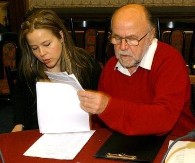 Budapest, 2006.02.20.
Lezajlottak az előválogatások az ötödik Humorfesztiválon, így a több száz jelentkező közül az előadói kategóriában négy elődöntő keretében 32 produkció hallható a Magyar Rádió Márványtermében. A középdöntőbe 16, a döntőbe 8 előadó kerül. Szerzői kategóriában 2 elődöntőt tartottak február 20-án.

A képen: Haumann Petra és Haumann Péter-stock-foto