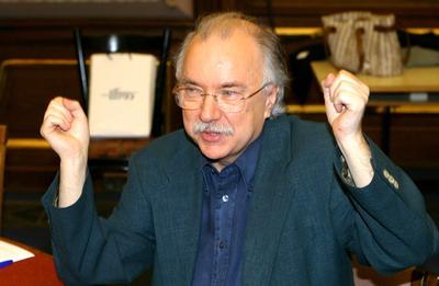 Budapest, 2006.02.20.
Lezajlottak az előválogatások az ötödik Humorfesztiválon, így a több száz jelentkező közül az előadói kategóriában négy elődöntő keretében 32 produkció hallható a Magyar Rádió Márványtermében. A középdöntőbe 16, a döntőbe 8 előadó kerül. Szerzői kategóriában 2 elődöntőt tartottak február 20-án.

A képen: Farkasházy Tivadar-stock-foto