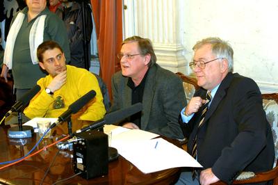 Budapest, 2006.02.20.
Lezajlottak az előválogatások az ötödik Humorfesztiválon, így a több száz jelentkező közül az előadói kategóriában négy elődöntő keretében 32 produkció hallható a Magyar Rádió Márványtermében. A középdöntőbe 16, a döntőbe 8 előadó kerül. Szerzői kategóriában 2 elődöntőt tartottak február 20-án.

A képen balról: a zsűri tagjai : Para-Kovács Imre, Megyesi Gusztáv és Trunkó Barnabás-stock-foto