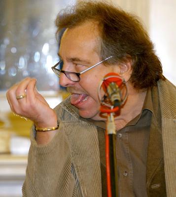 Budapest, 2006.02.20.
Lezajlottak az előválogatások az ötödik Humorfesztiválon, így a több száz jelentkező közül az előadói kategóriában négy elődöntő keretében 32 produkció hallható a Magyar Rádió Márványtermében. A középdöntőbe 16, a döntőbe 8 előadó kerül. Szerzői kategóriában 2 elődöntőt tartottak február 20-án.

A képen: Bajor Imre-stock-foto