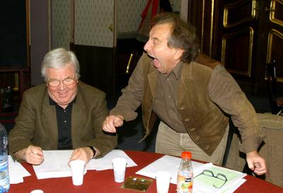 Budapest, 2006.02.20.
Lezajlottak az előválogatások az ötödik Humorfesztiválon, így a több száz jelentkező közül az előadói kategóriában négy elődöntő keretében 32 produkció hallható a Magyar Rádió Márványtermében. A középdöntőbe 16, a döntőbe 8 előadó kerül. Szerzői kategóriában 2 elődöntőt tartottak február 20-án.

A képen: Gálvölgyi János (balra) és Bajor Imre-stock-foto