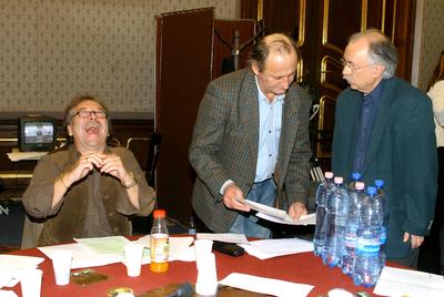 Budapest, 2006.02.20.
Lezajlottak az előválogatások az ötödik Humorfesztiválon, így a több száz jelentkező közül az előadói kategóriában négy elődöntő keretében 32 produkció hallható a Magyar Rádió Márványtermében. A középdöntőbe 16, a döntőbe 8 előadó kerül. Szerzői kategóriában 2 elődöntőt tartottak február 20-án.

A képen balról: Bajor Imre, Reviczky Gábor és Farkasházy Tivadar-stock-foto