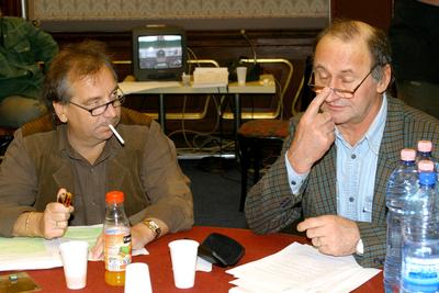 Budapest, 2006.02.20.
Lezajlottak az előválogatások az ötödik Humorfesztiválon, így a több száz jelentkező közül az előadói kategóriában négy elődöntő keretében 32 produkció hallható a Magyar Rádió Márványtermében. A középdöntőbe 16, a döntőbe 8 előadó kerül. Szerzői kategóriában 2 elődöntőt tartottak február 20-án.

A képen: Bajor Imre (balra) és Reviczky Gábor-stock-foto