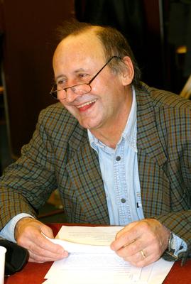 Budapest, 2006.02.20.
Lezajlottak az előválogatások az ötödik Humorfesztiválon, így a több száz jelentkező közül az előadói kategóriában négy elődöntő keretében 32 produkció hallható a Magyar Rádió Márványtermében. A középdöntőbe 16, a döntőbe 8 előadó kerül. Szerzői kategóriában 2 elődöntőt tartottak február 20-án.

A képen: Reviczky Gábor-stock-foto