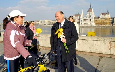 Kupa Mihály virágot osztogat Nőnapon-stock-foto
