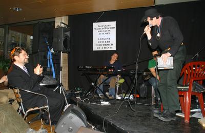 Guinness rekordra készül Müller Péter Sziámi-stock-foto