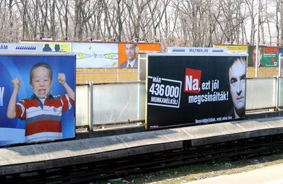 Választási plakátok-stock-foto