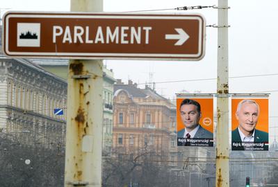 Budapest, 2006.03.23.
Választási plakátok Budapesten, a Margit hídon.-stock-foto