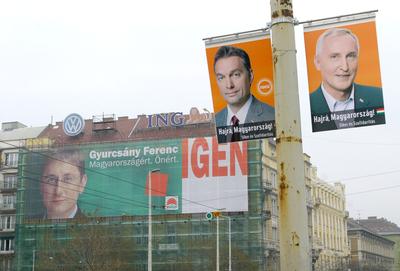 Budapest, 2006.03.23.
Választási plakátok Budapesten, a Margit hídon.-stock-foto