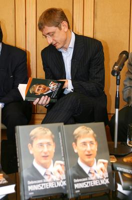 Megjelent Debreczeni József Az új miniszterelnök című könyve-stock-foto