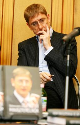 Megjelent Debreczeni József Az új miniszterelnök című könyve-stock-foto