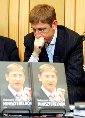 Megjelent Debreczeni József Az új miniszterelnök című könyve-stock-foto