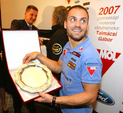 Autót és motort kapott Talma ajándékba-stock-foto