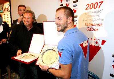 Autót és motort kapott Talma ajándékba-stock-foto