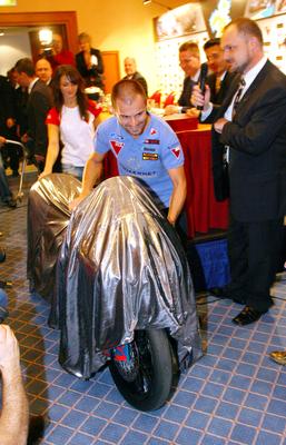 Autót és motort kapott Talma ajándékba-stock-foto