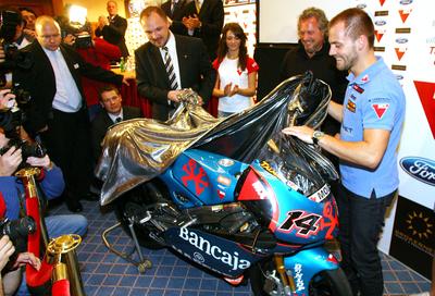 Autót és motort kapott Talma ajándékba-stock-foto