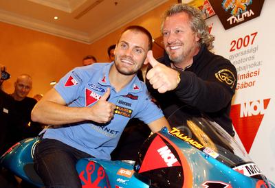 Autót és motort kapott Talma ajándékba-stock-foto