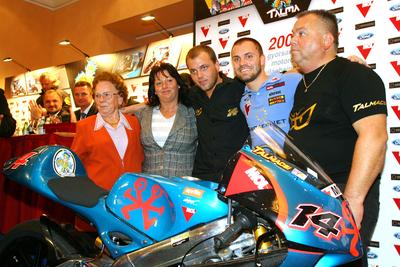 Autót és motort kapott Talma ajándékba-stock-foto