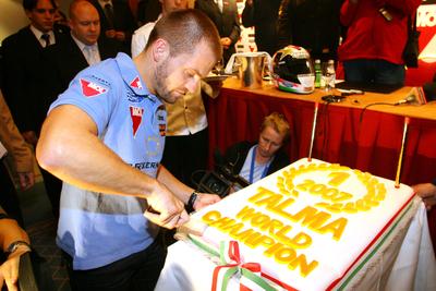 Autót és motort kapott Talma ajándékba-stock-foto