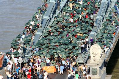 Zöldre váltott a Lánchíd-stock-foto