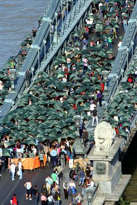 Zöldre váltott a Lánchíd-stock-foto