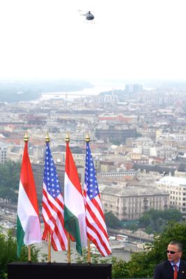 George Bush Budapesten-stock-foto