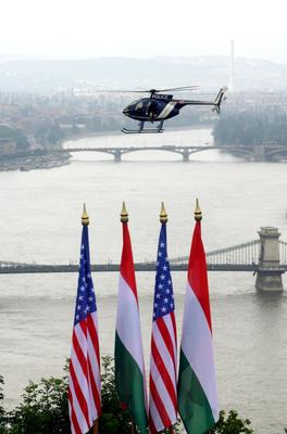 George Bush Budapesten-stock-foto